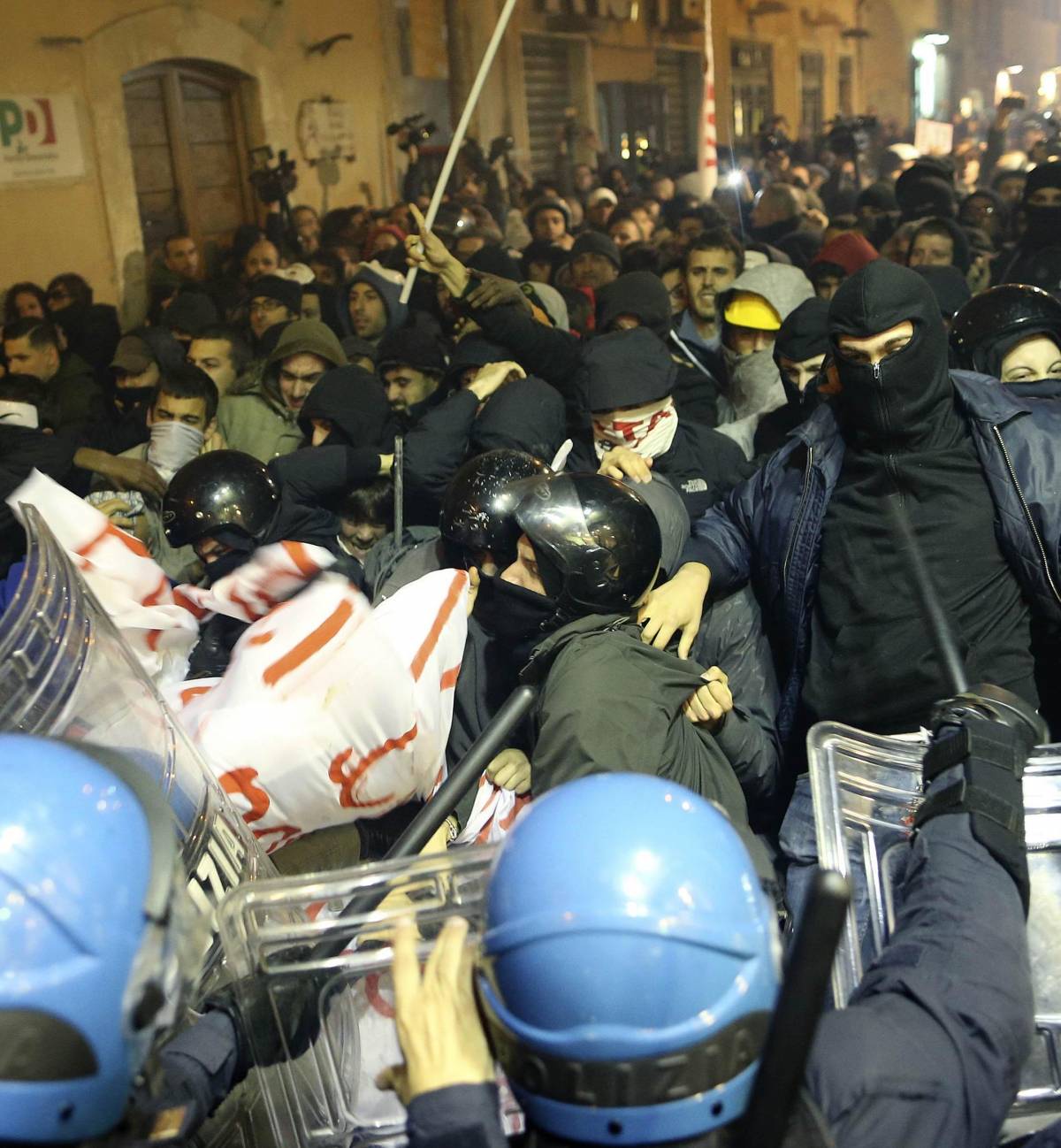 Italia-Francia, patto sulla Tav. A Roma guerriglia per strada