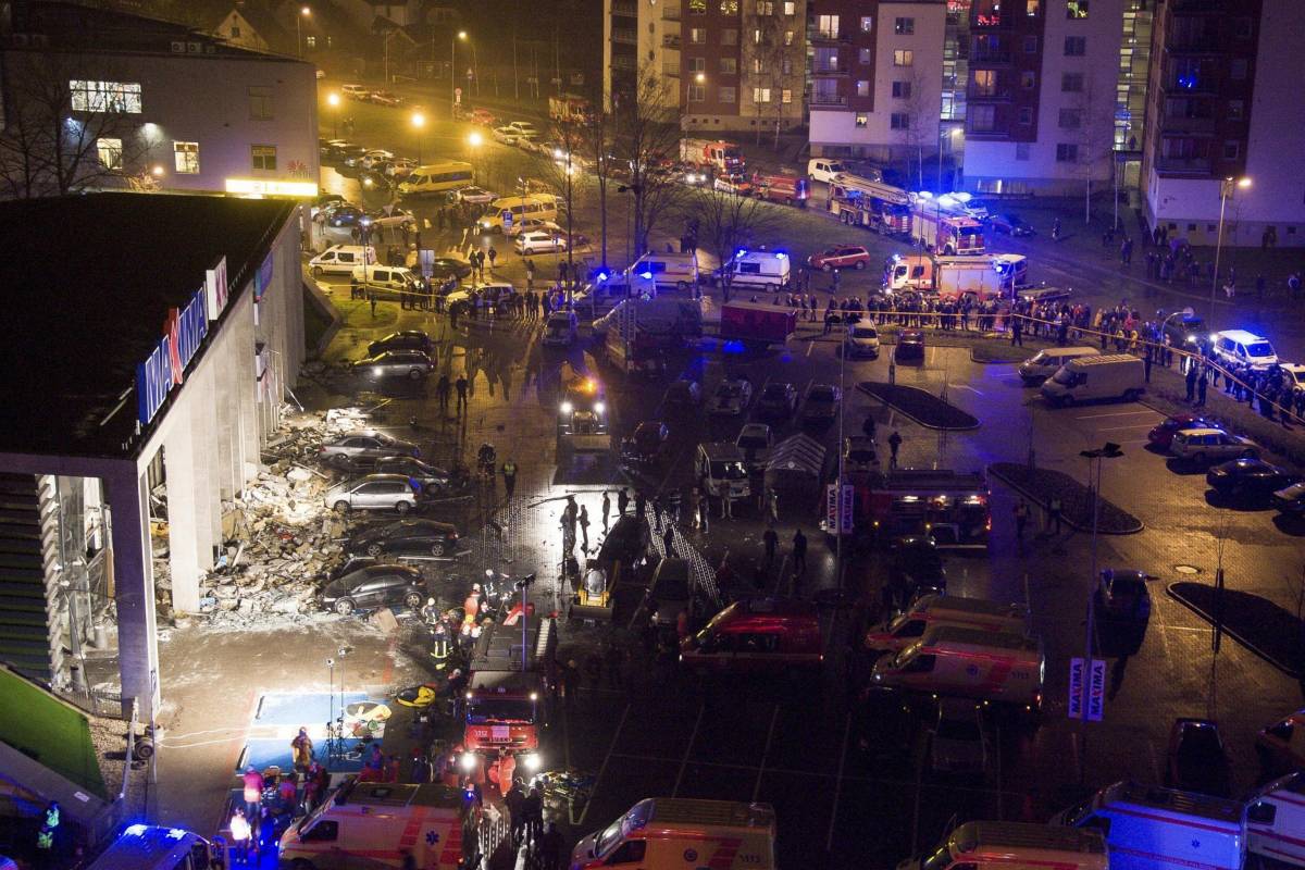Crolla il tetto del supermercato Almeno 43 morti in Lettonia