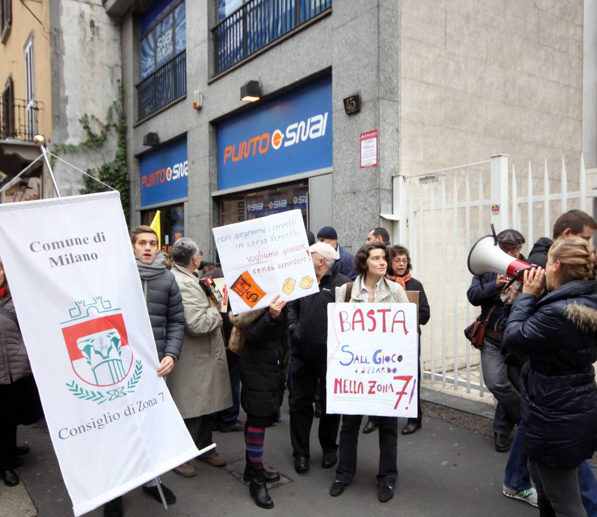 Corso Vercelli protesta: i residenti non vogliono una nuova sala giochi