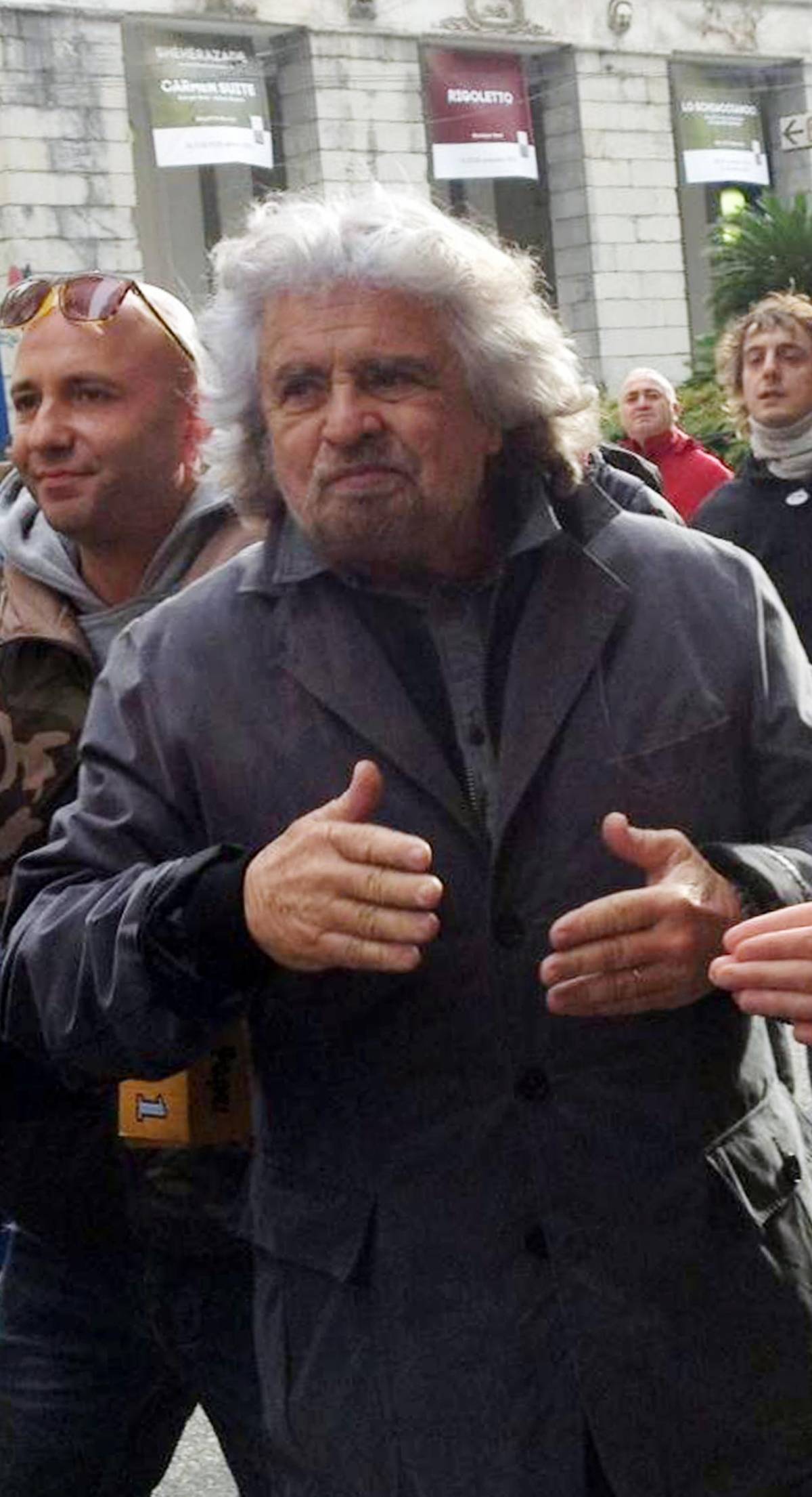 L'uomo dell'anno? Per Grillo è l'interprete ai funerali di Mandela