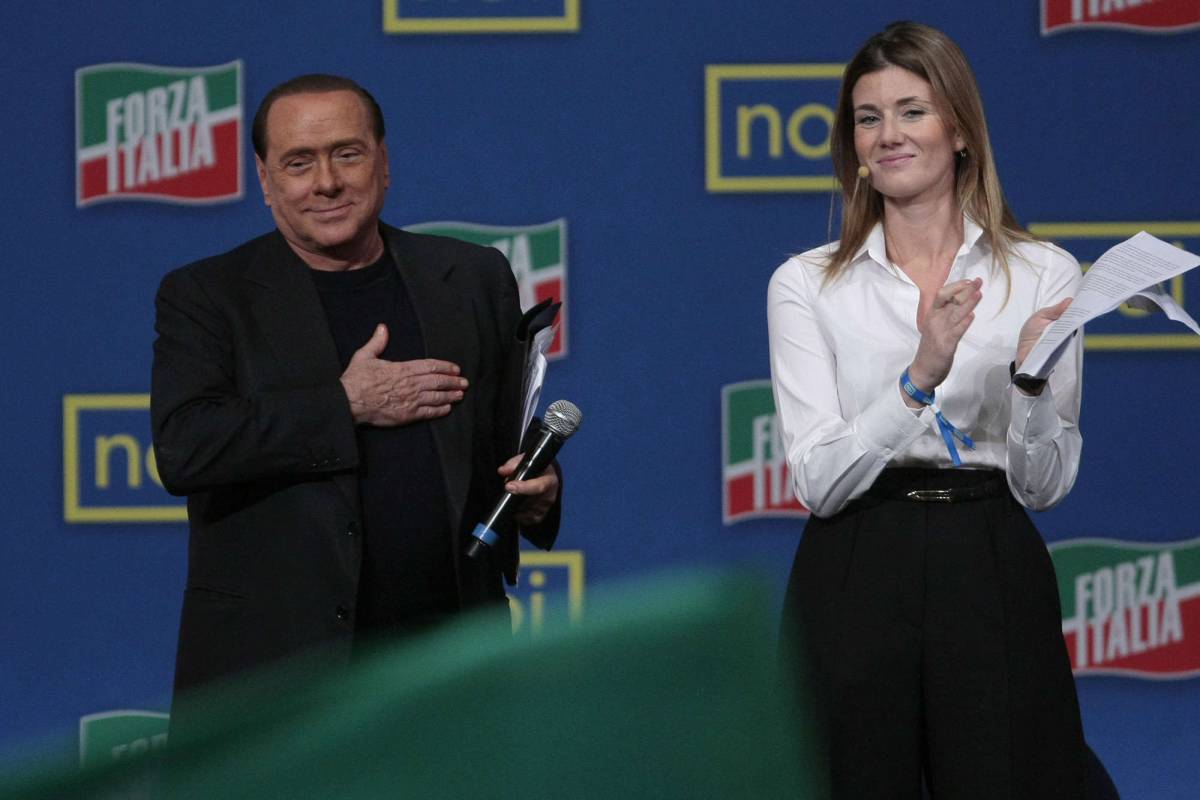 Silvio Berlusconi con Annagrazia Calabria alla convention dei giovani di FI