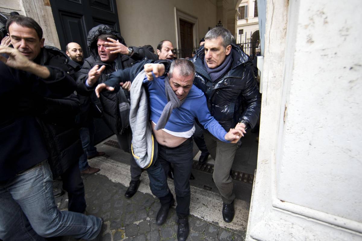 Cercano di entrare a Palazzo Grazioli: 11 fermati