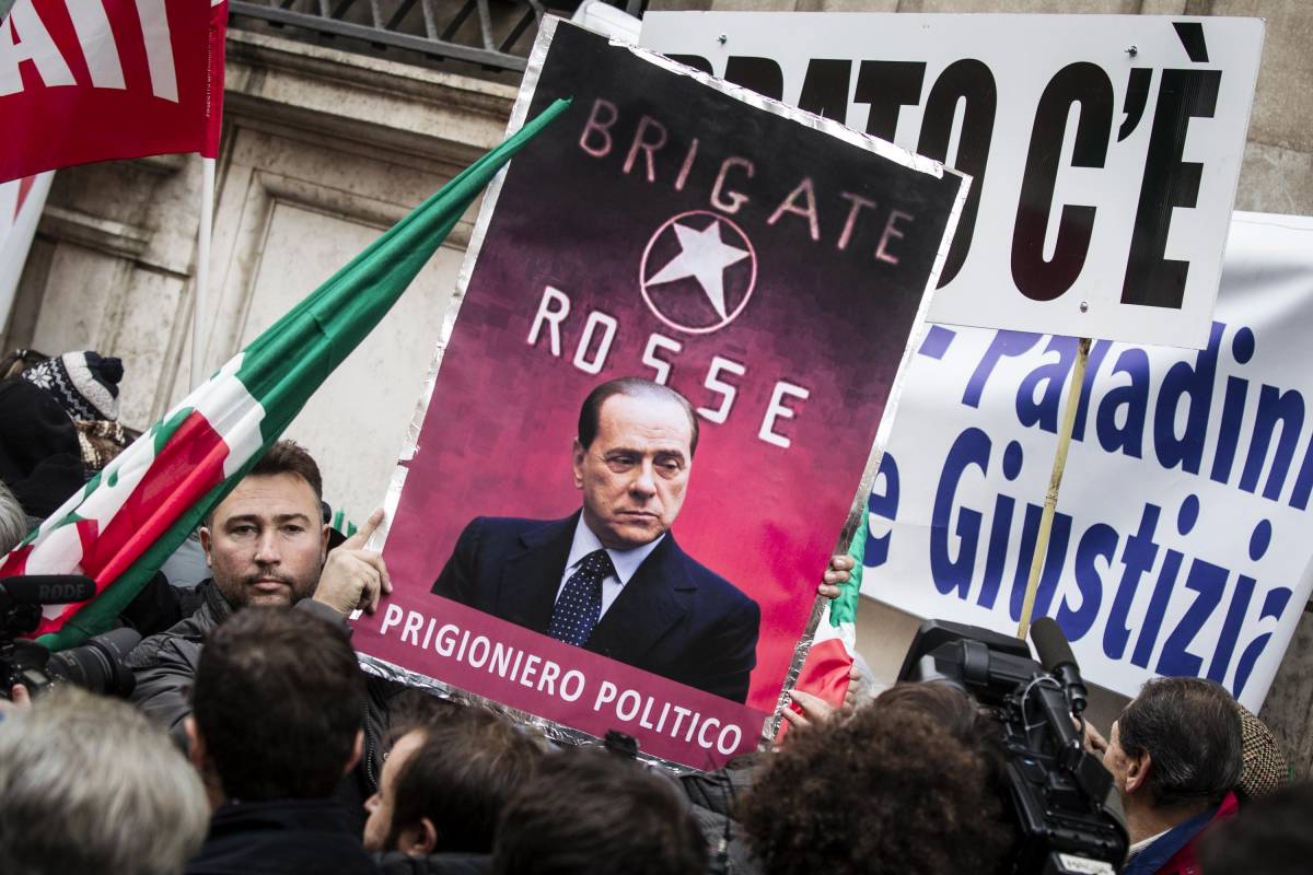 Manifestazione contro la decadenza davanti a Palazzo Grazioli