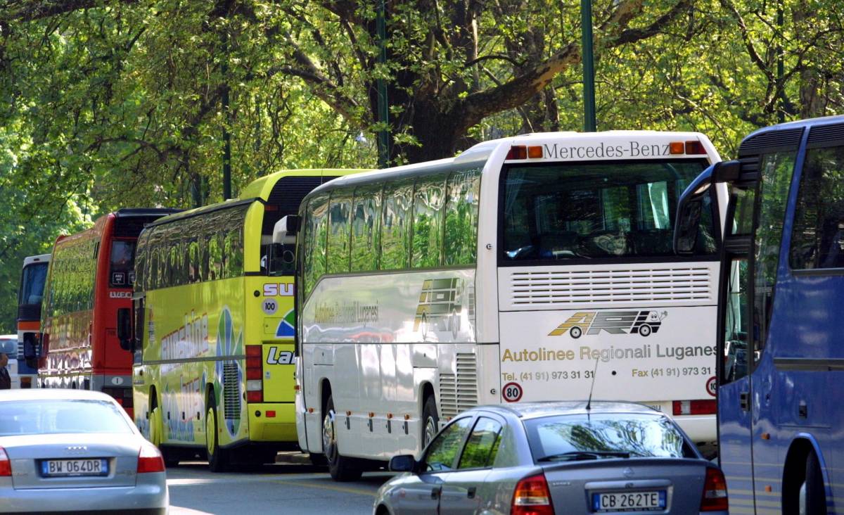 Pochi posti, tante vessazioni: Milano caccia i bus dei turisti