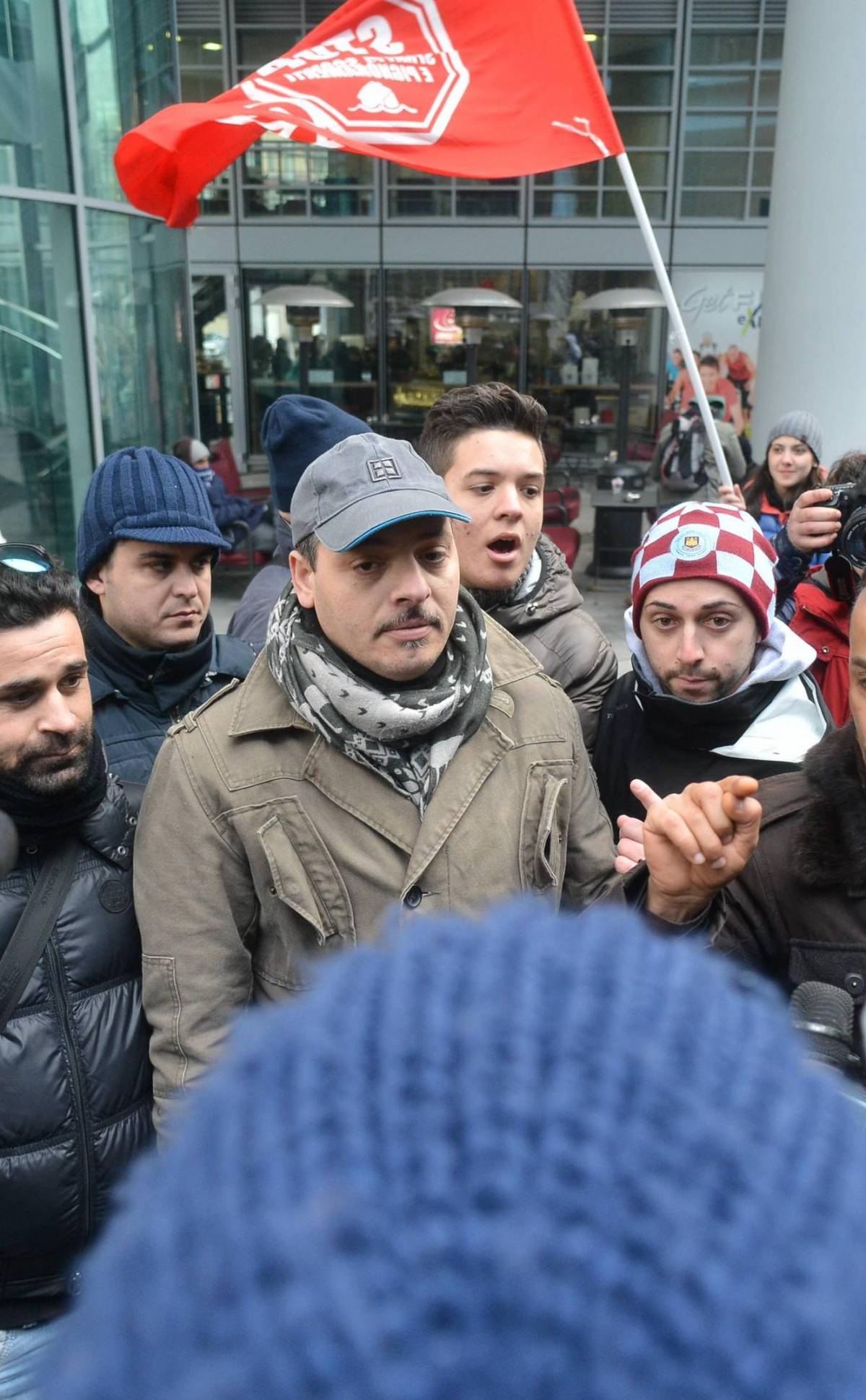 Ultradestra e centri sociali, lo strano asse della protesta