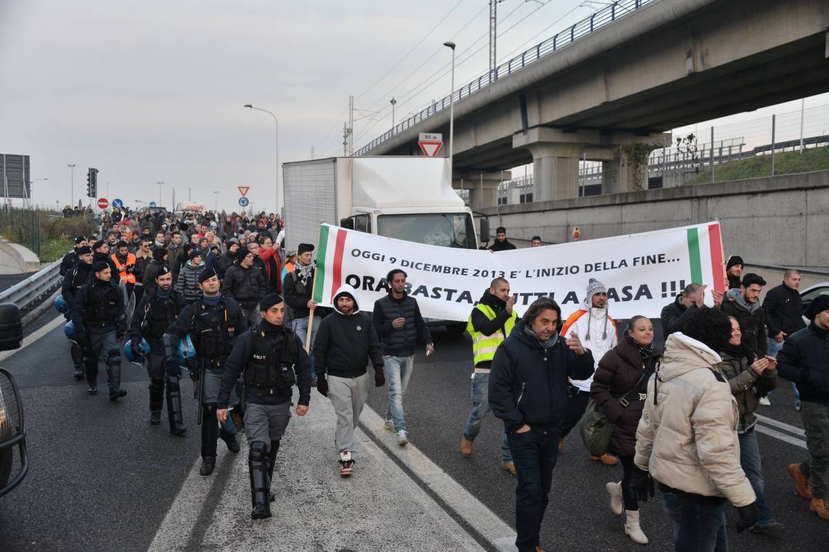 Forconi, scontri a Torino Ma i dimostranti «buoni» abbracciano gli agenti