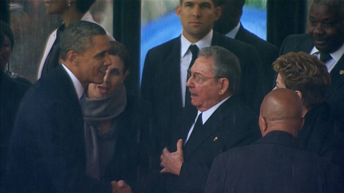 Sudafrica, Obama stringe la mano a Raul Castro