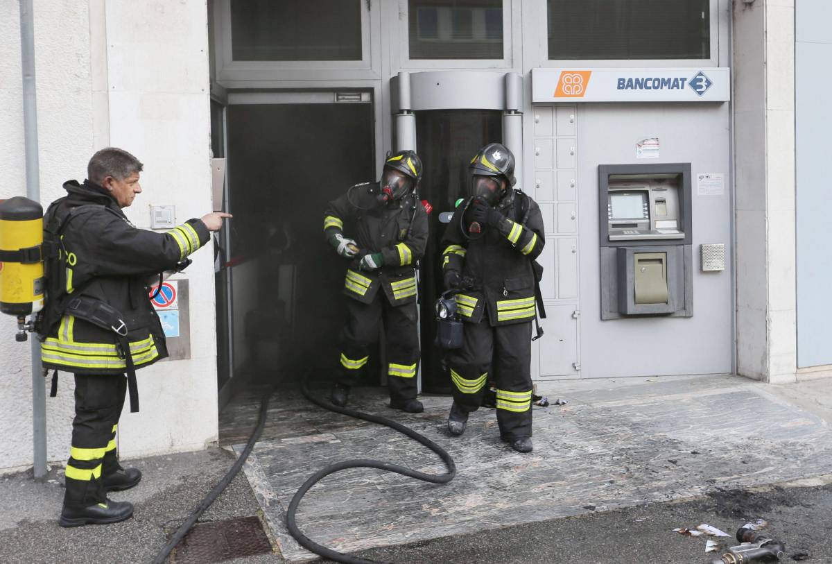 Brescia: 69enne brucia filiale di una banca che gli aveva negato il mutuo