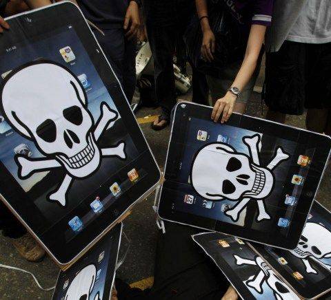 Turni da gulag per fare iPhone: cinese stroncato a 15 anni