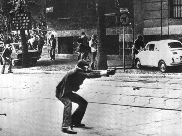 Novara, precipita dal balcone e muore: scattò la foto simbolo degli anni di Piombo