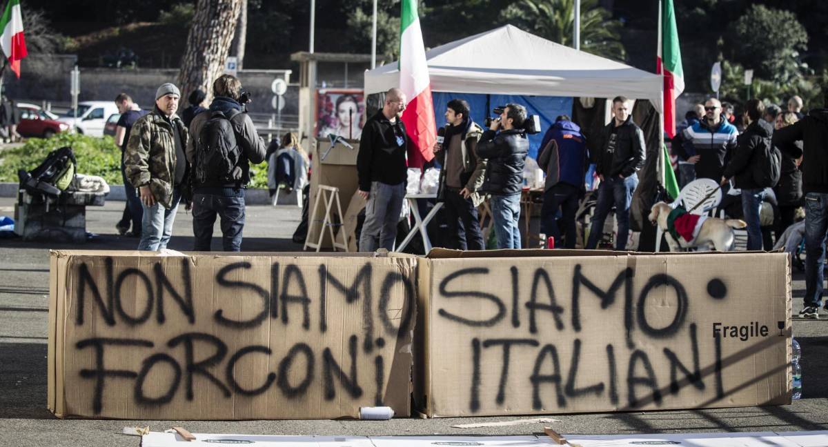 L'ira della piazza, fischi a Napolitano