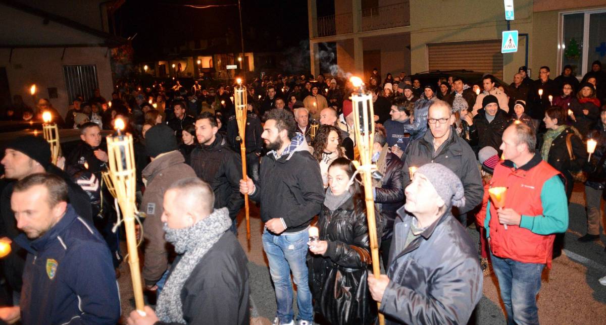 Fiaccolata per il giustiziere E ora il paese vuole le ronde