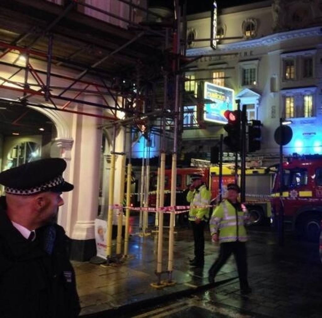 Crolla una galleria del teatro Apollo di Londra. 81 feriti, 7 sono gravi