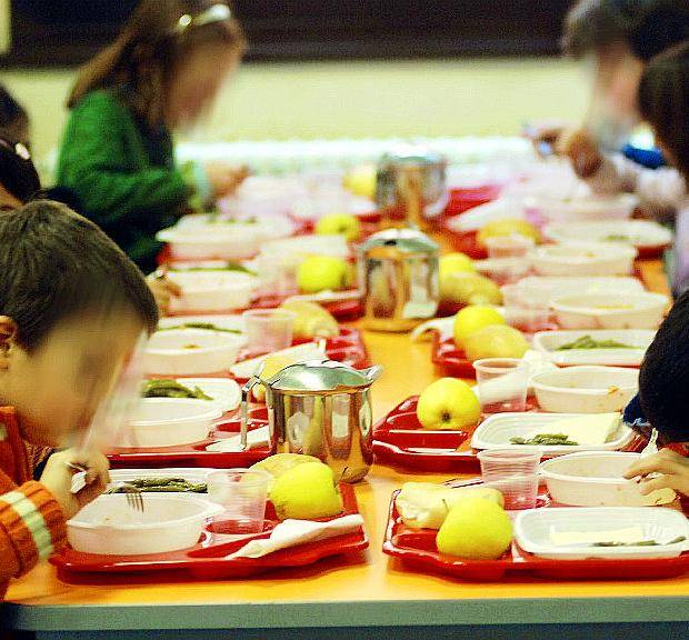 E dopo i vermi in mensa, a scuola la pizza che puzza