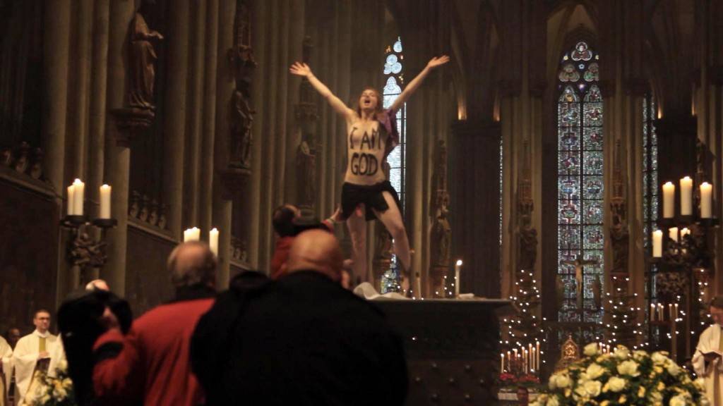 Germania, le Femen non si fermano neppure a Natale: a seno nudo durante la messa