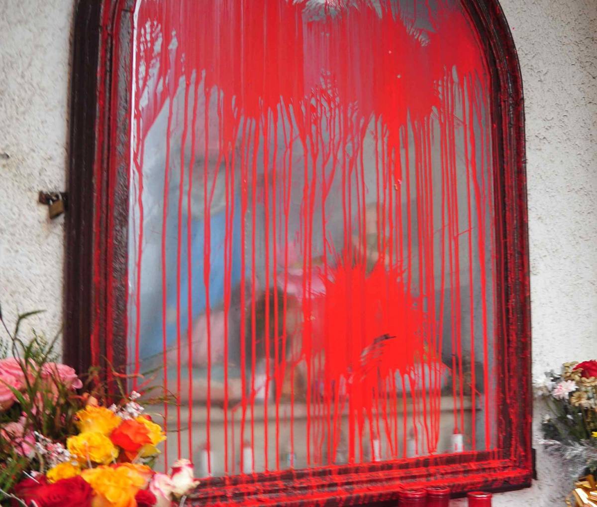I vandali imbrattano con secchiate di vernice la Madonna del cimitero