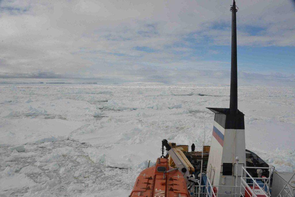 Nave russa bloccata nei ghiacci. Smentita la presenza di italiani