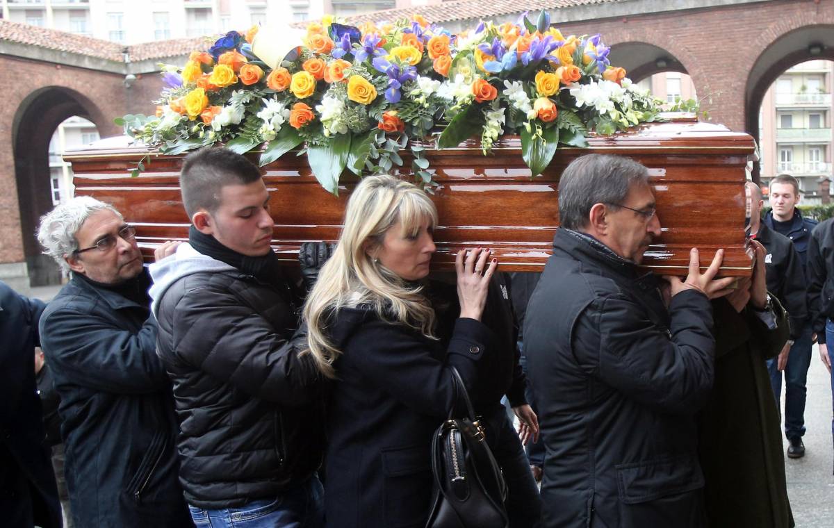 Il funerale di mamma Ramelli riunisce in chiesa tutta la destra