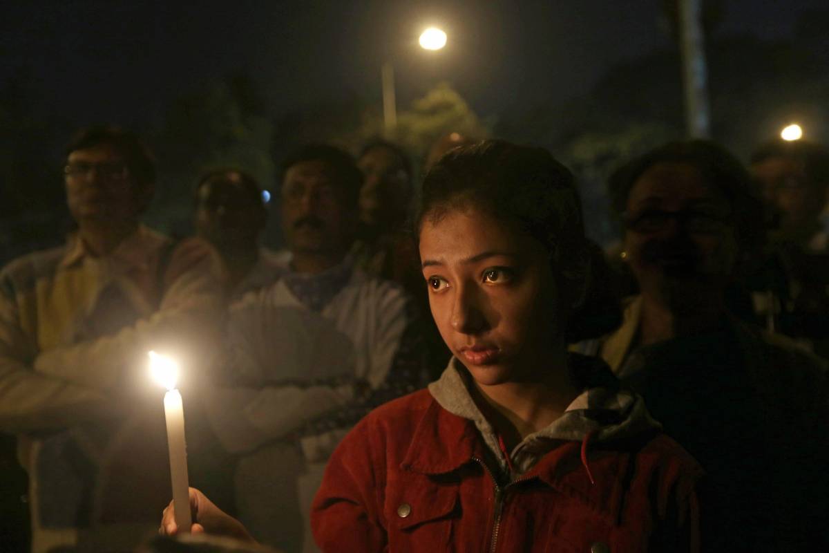 India, ancora violenza di gruppo 16enne stuprata e bruciata