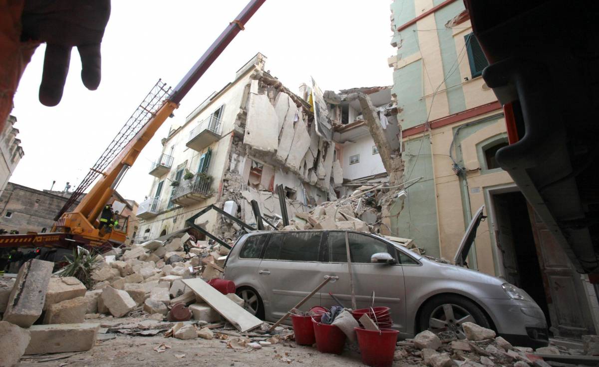 Crolla un palazzo a Matera. "Ho visto mio padre sparire"