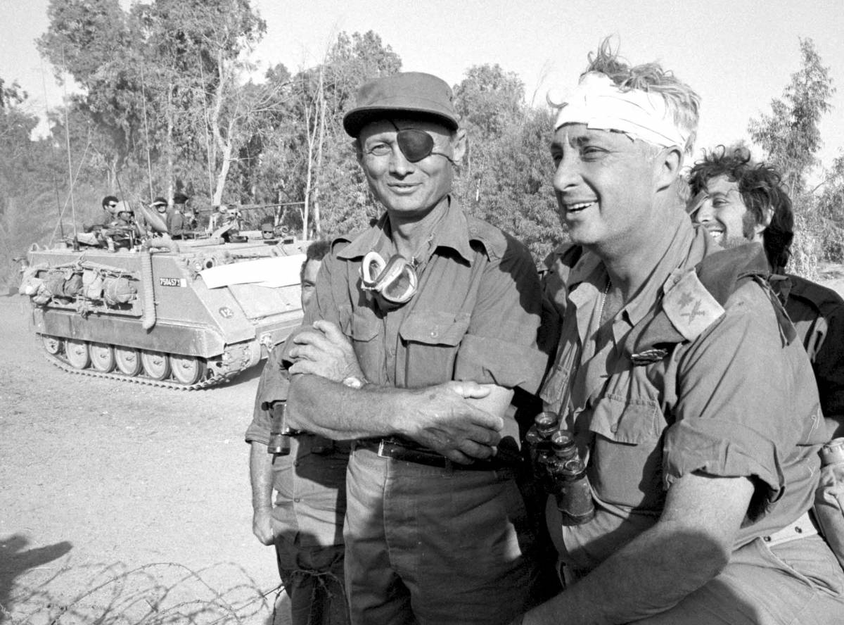 Sharon con Moshe Dayan sul canale di Suez (giugno 1967)