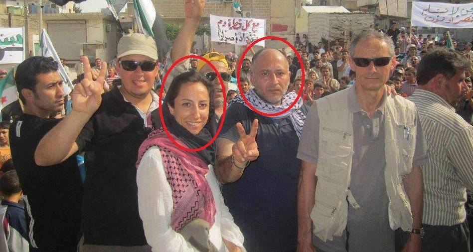 Nella foto, ripresa da internet, al centro cerchiato in rosso, Haisam Abu Omar fotografato accanto all'inconsapevole ed assolutamente estranea giornalista Tv Lucia Goracci (alla sua destra) e ad un cameraman di Rai Tre (a sinistra)