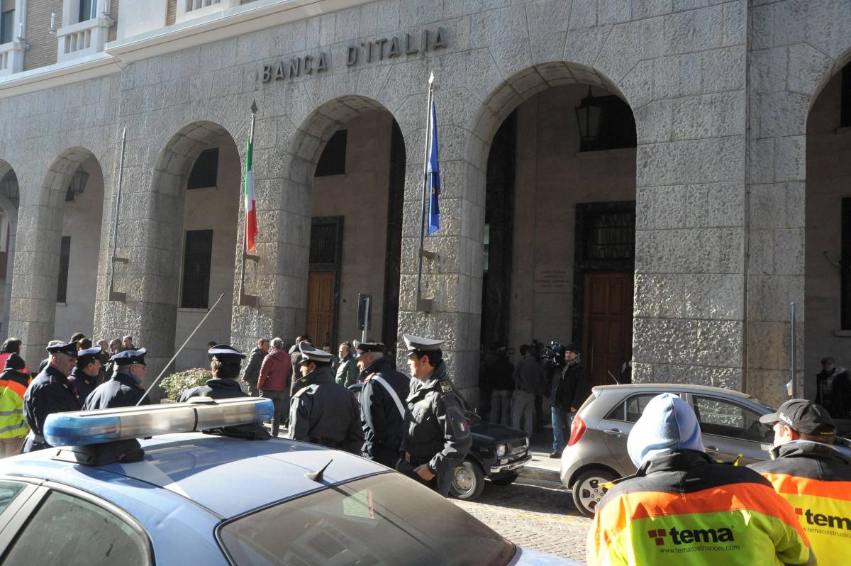 L'Aquila, si barrica con la benzina in Bankitalia: "I nostri commercianti martoriati dalla crisi"