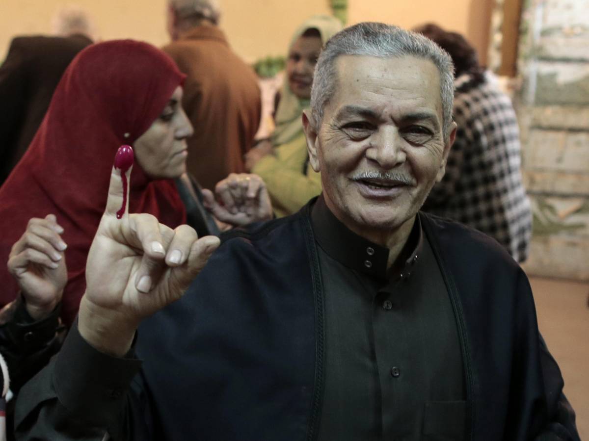 Un uomo esce dal seggio di Monira, al Cairo