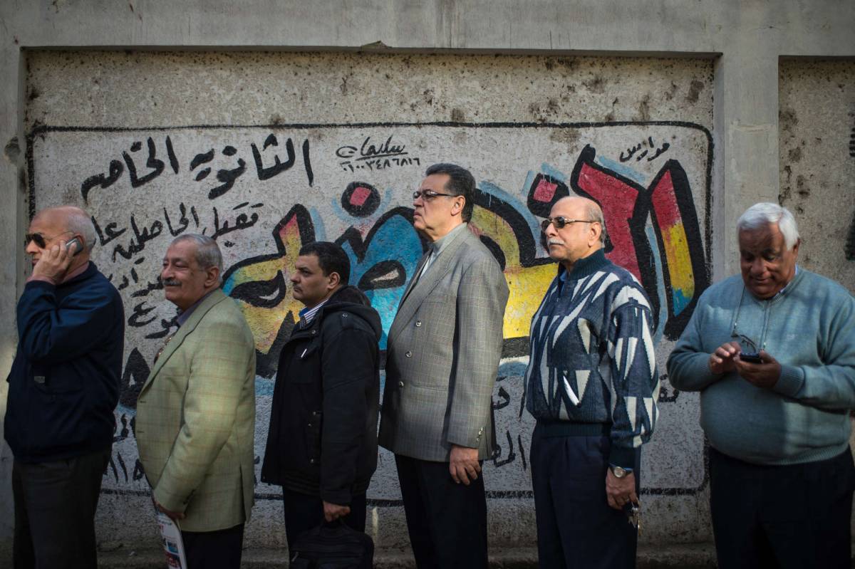 Un gruppo di elettori in coda davanti a un seggio nel distretto di Maadi
