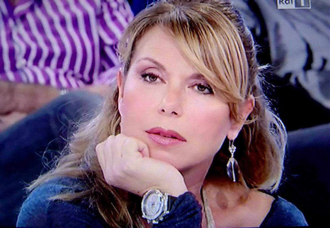Troupe Endemol di "A torto o ragione" aggredita a Napoli: paura per Monica Leofreddi