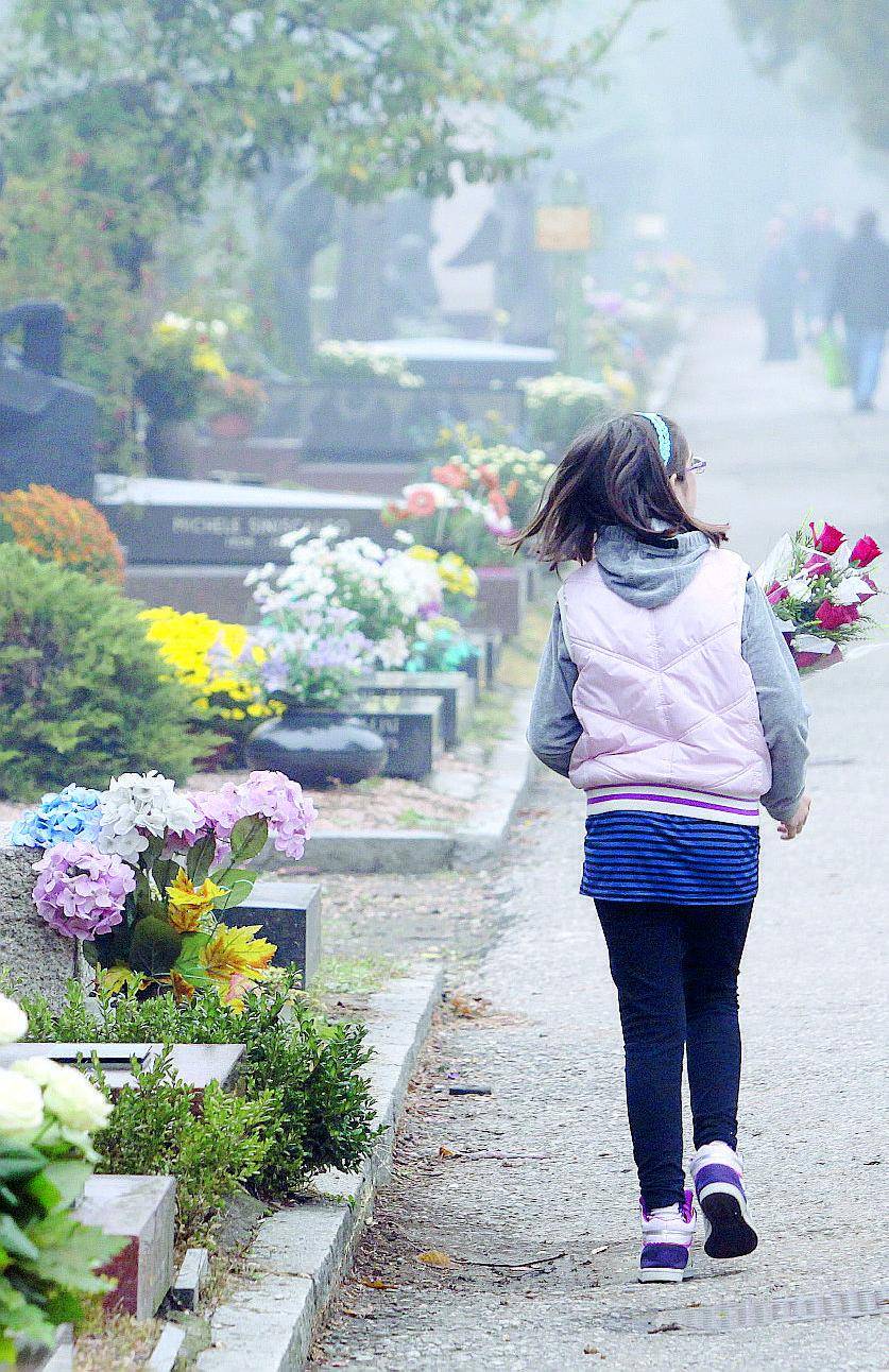 Mezzo cimitero chiuso per un tubo rotto