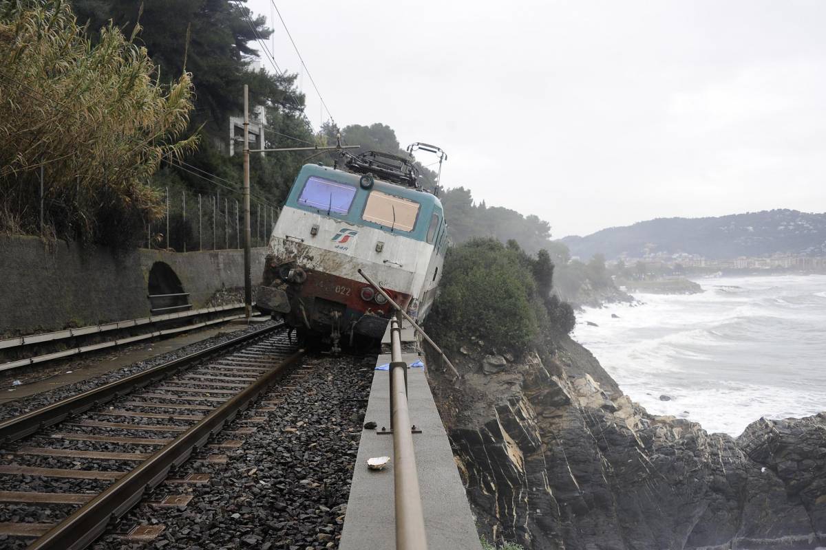 Una frana blocca i treni per la Francia