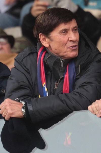 Gianni Morandi in tribuna allo stadio Dall'Ara