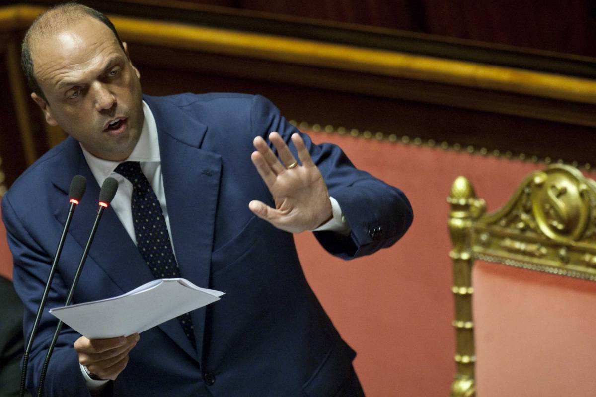 Governo, Alfano minaccia: "O entra Renzi o usciamo noi"