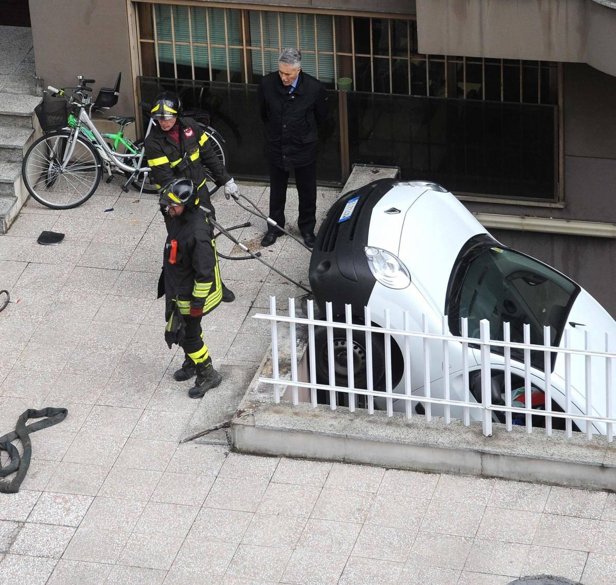 Furgone precipita nel cortile Una donna muore schiacciata