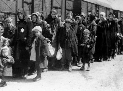 Donne e bambini ebrei al treno per il lager