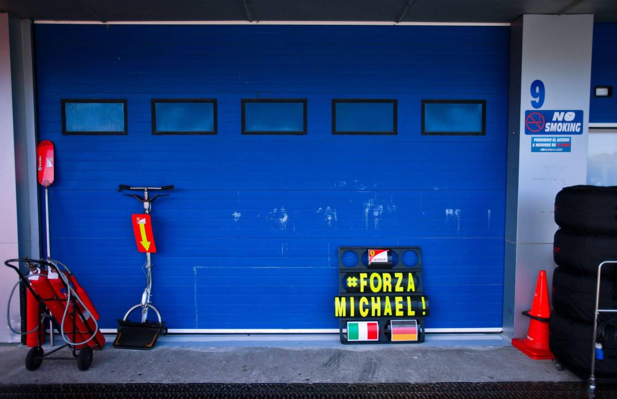Un cartello per Schumacher esposto a Jerez, vicino al box Ferrari