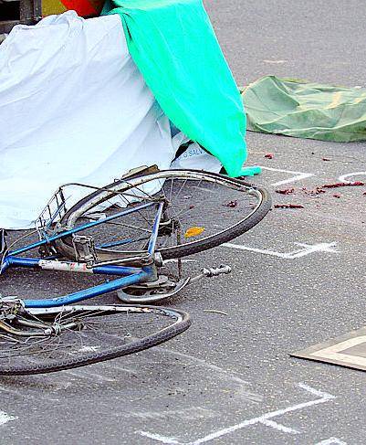 Cade dalla bici e viene travolto da un'auto