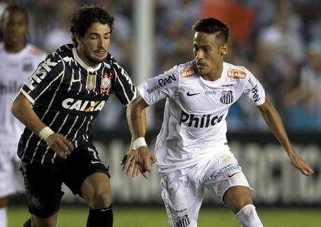 Pato con la maglia del Corinthians (a sinistra)