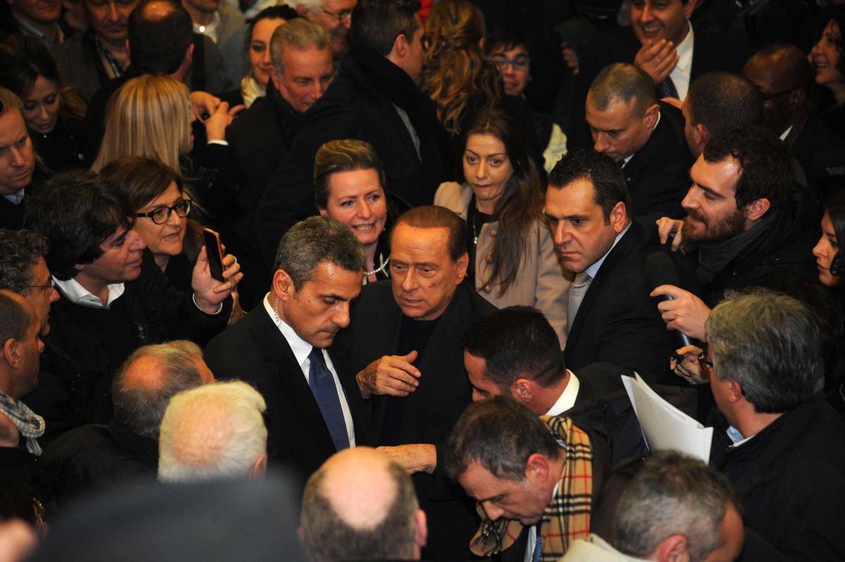Berlusconi sente l'aria del '94: "Alle urne o la va o la spacca"