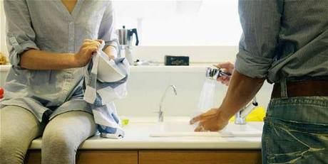 Studio Usa: se l'uomo lava i piatti fa meno sesso. E il matrimonio ne risente
