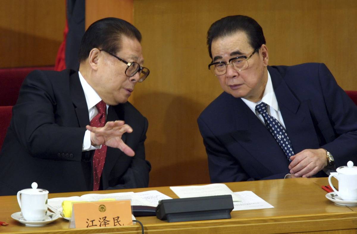 L'ex presidente Jiang Zemin (s) e l'ex premier Li Peng