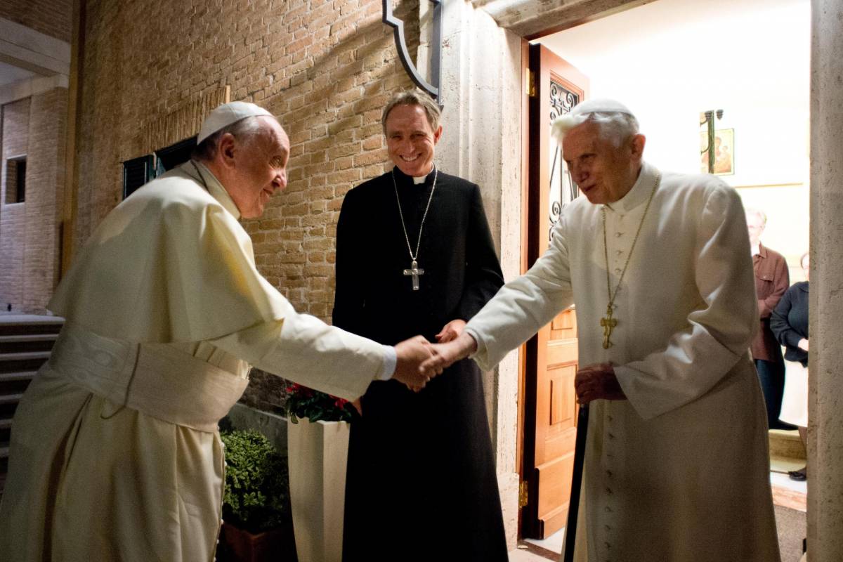 Ratzinger "torna in campo" con il cardinale isolato da Francesco
