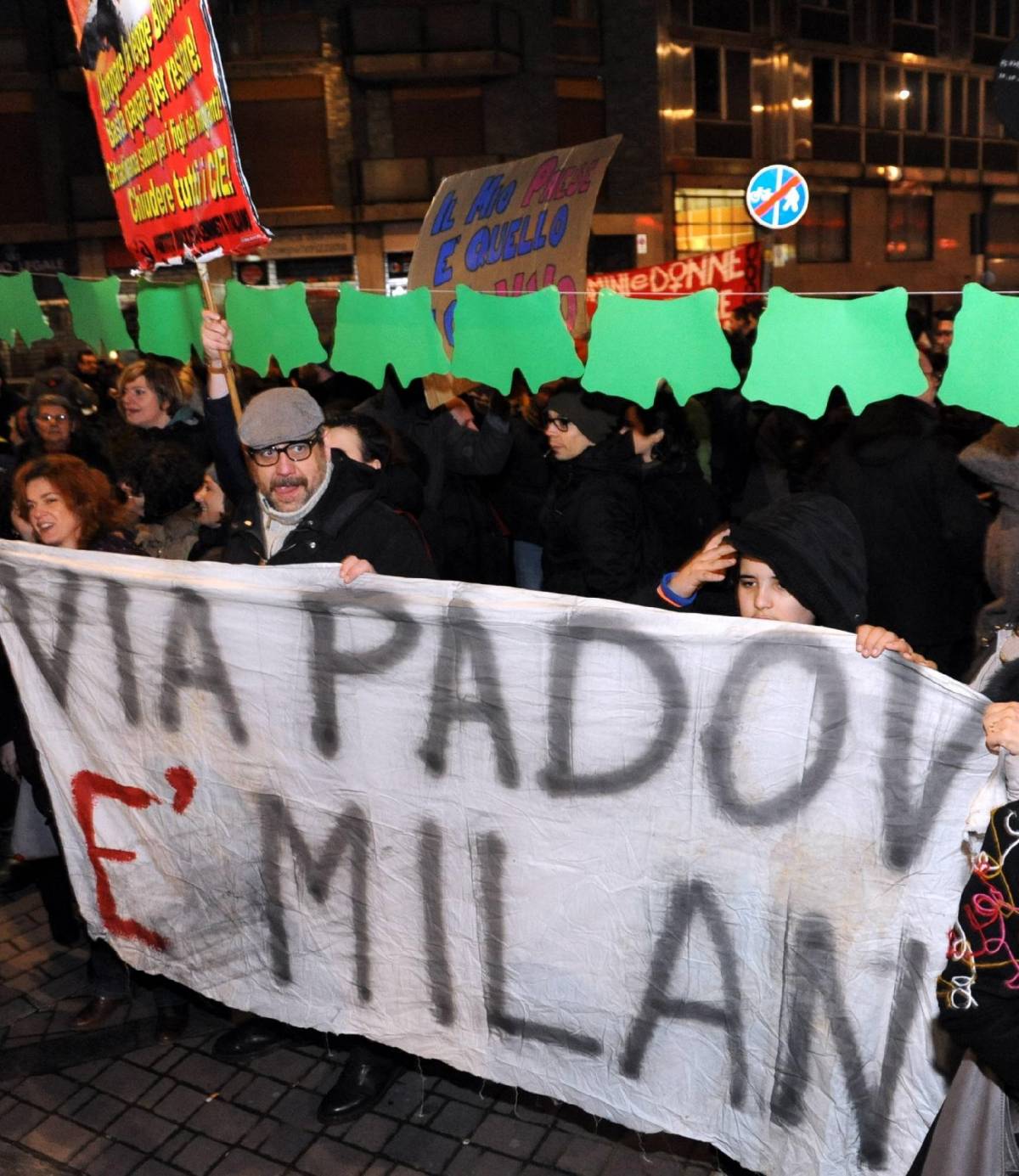 Fiaccole in via Padova: basta stranieri