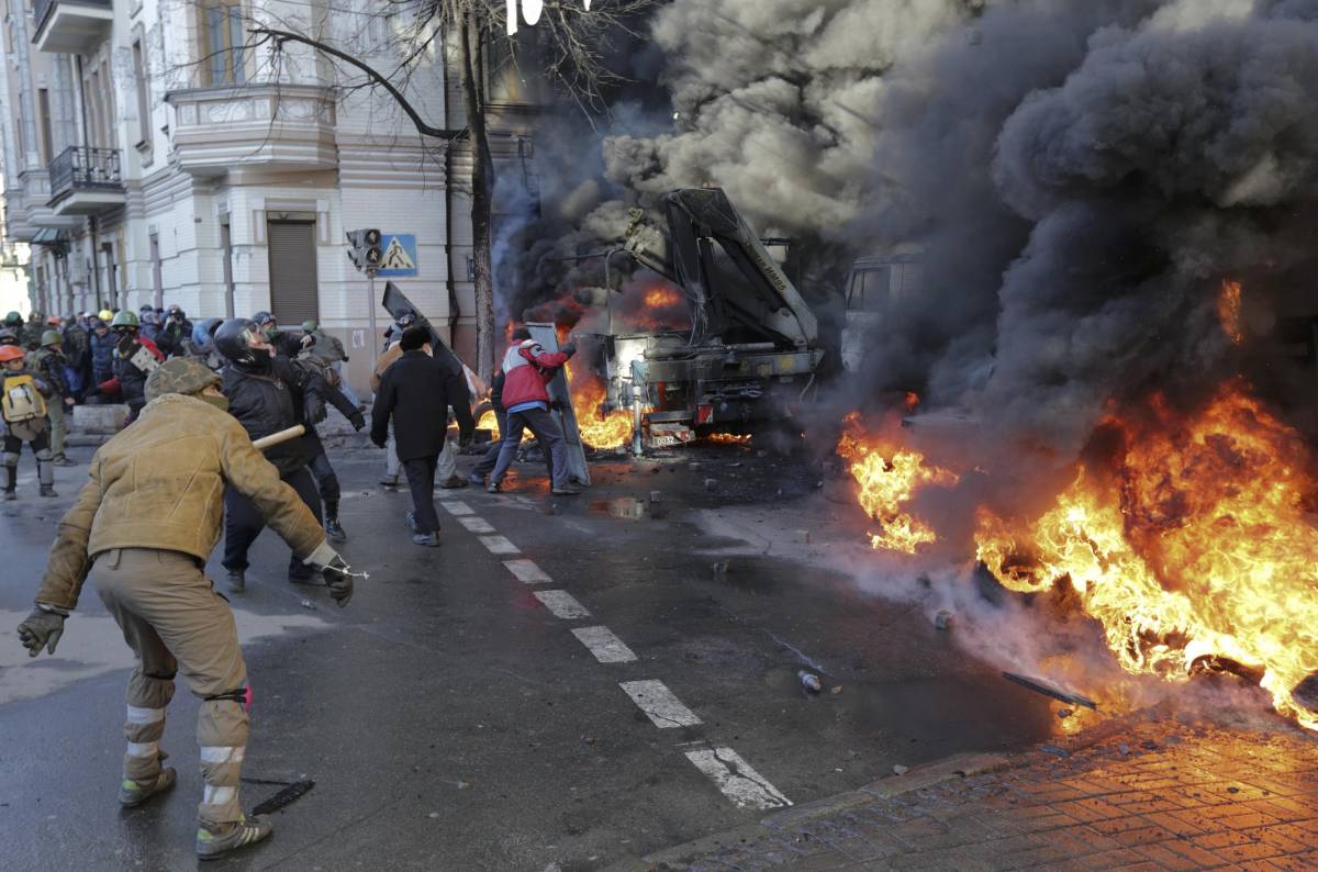 Ucraina, la polizia: "Otto civili e sei poliziotti morti negli scontri"