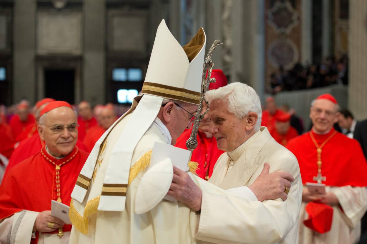 "Pensa alla morte e consiglia Francesco Così passano i giorni di Papa Ratzinger"