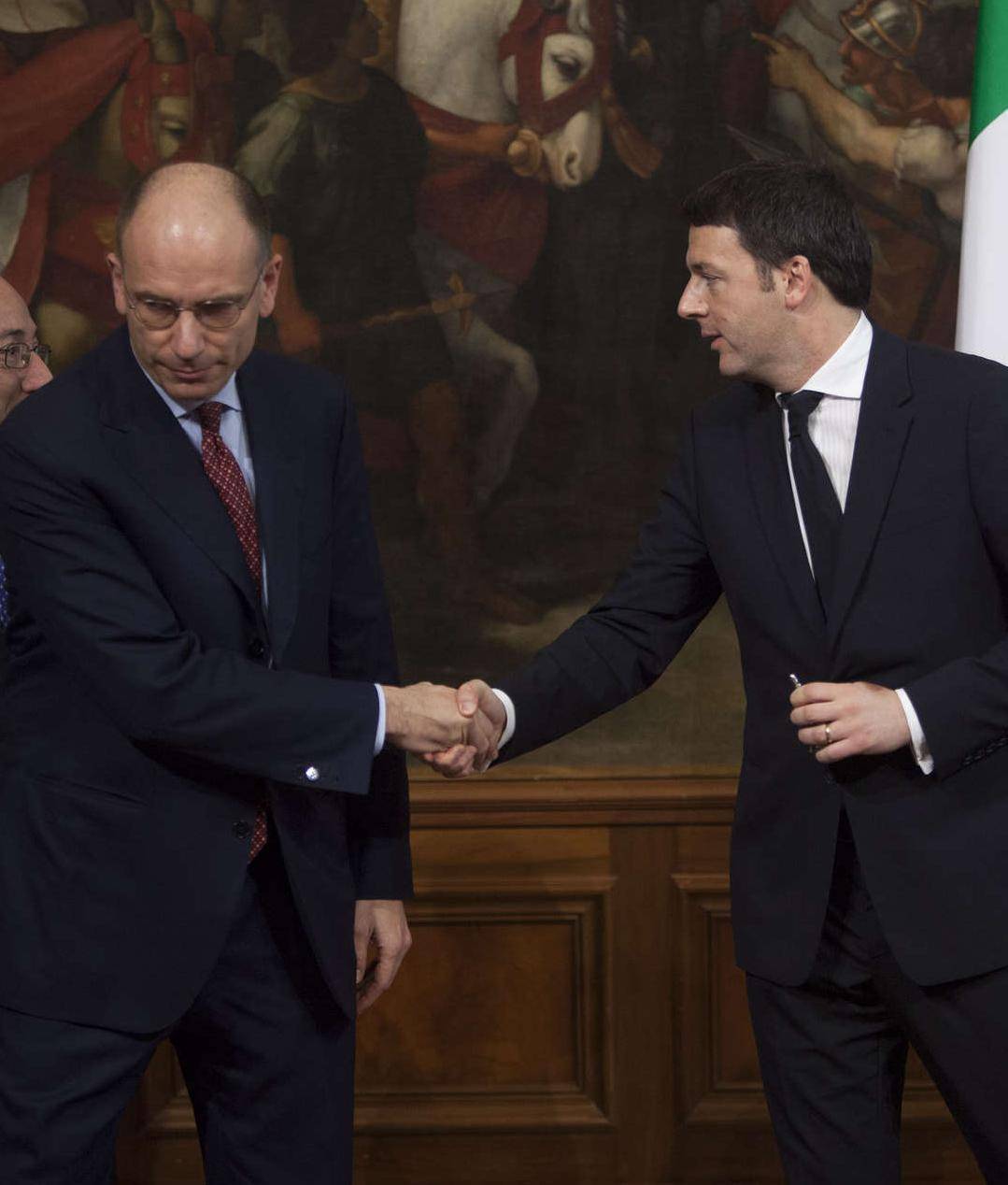 «Ora la ricreazione è finita» Renzi giura e chiama i marò