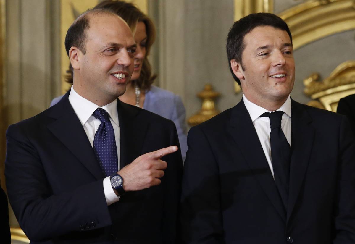 Il ministro degli Interni Angelino Alfano con il premier Matteo Renzi