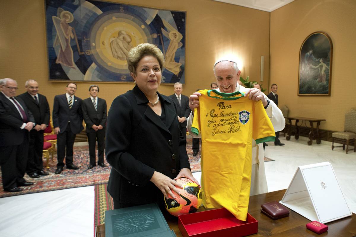 Il Papa non prega per il Brasile. Perché il tifo è fede