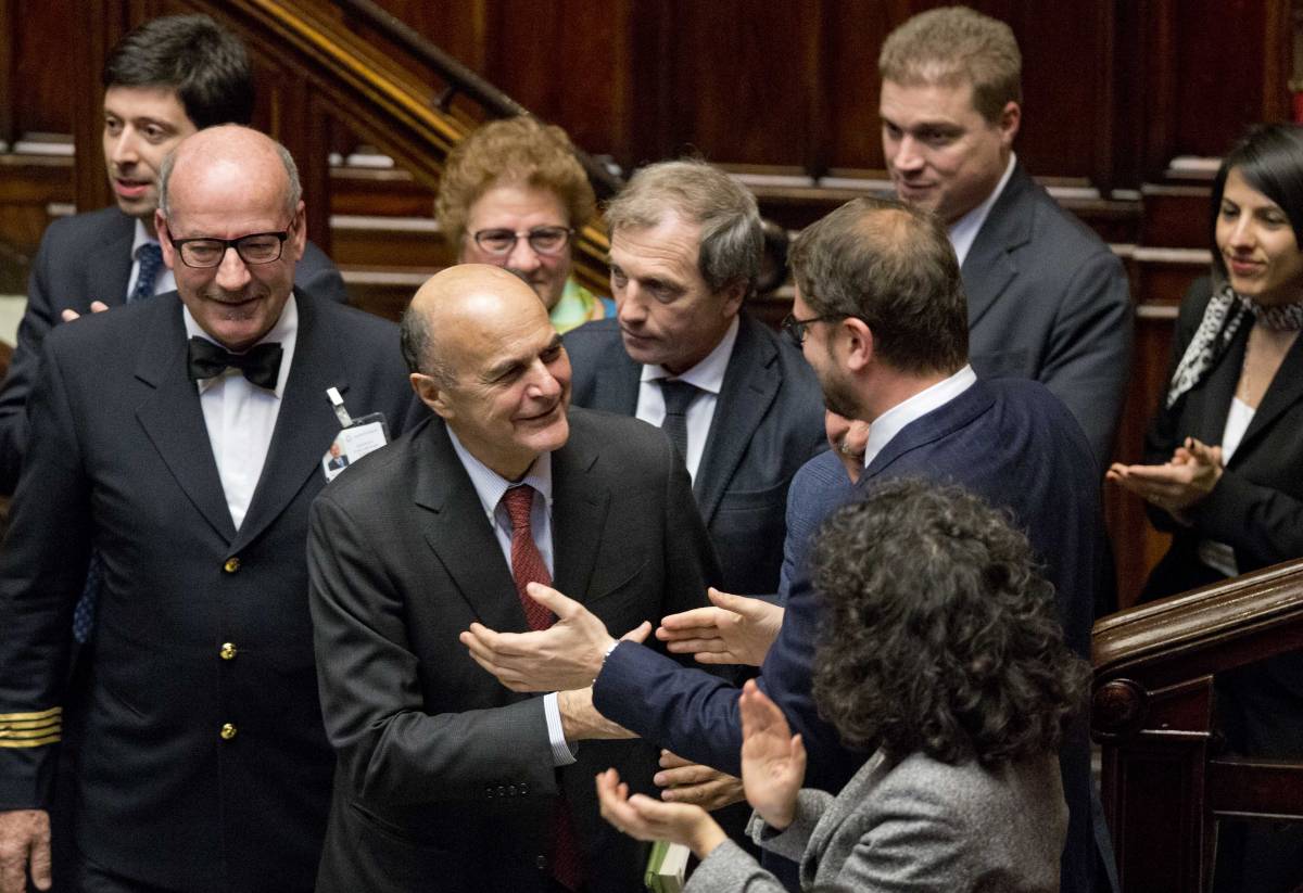 Bersani torna e gela Renzi: "Qui per abbracciare Letta"
